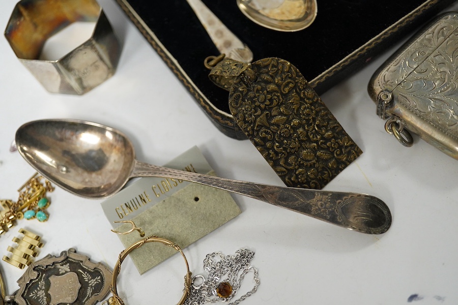 Assorted minor silver and jewellery, including cased set of six silver teaspoons with associated silver sugar tongs, silver vesta case, etc. Condition - poor to fair